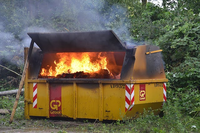 2023/122/20230705-20u36 GB 004 Containerbrand Rijstvogelstraat.jpg